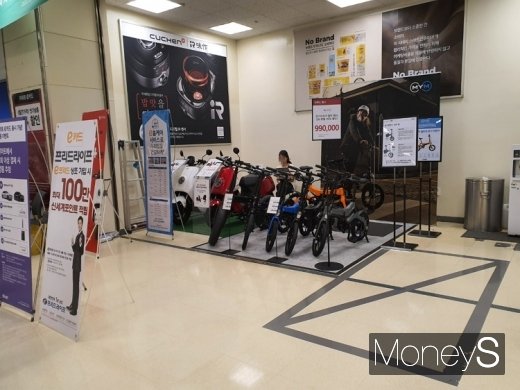 최근 다시 찾은 이마트 매장(위 사진과 동일한 곳), 트위지가 사라졌다. /사진=이지완 기자