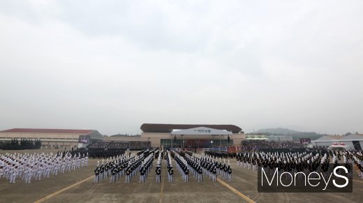 [머니S포토] 공군기지에서 거행된 국군의날 행사