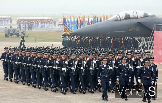 [머니S포토] 제71회 국군의날, 입장하는 공군사관생도