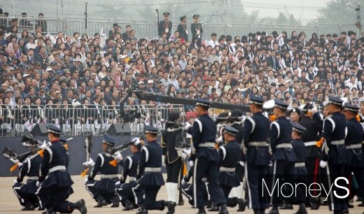 [머니S포토] 국군의날 기념식, 공군의장대 시범