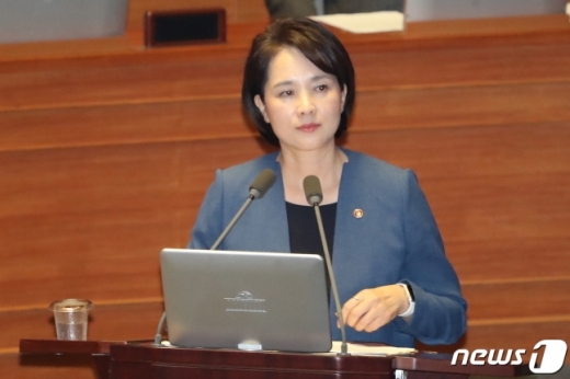 유은혜 사회부총리 겸 교육부 장관이 1일 서울 여의도 국회 본회의장에서 열린 제371회국회(정기회) 제5차 본회의 교육·사회·문화 분야 대정부 질문에서 답변하고 있다. /사진=뉴스1