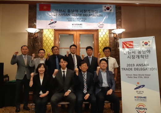 안산시 동남아 시장개척단이 기념촬영을 하고 있다. / 사진제공=안산시