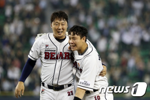 두산 베어스 박세혁(오른쪽)이 1일 서울 잠실구장에서 열린 2019 KBO리그 NC 다이노스와의 시즌 최종전에서 9회말 우승을 확정짓는 극적인 끝내기 안타를 때려낸 뒤 배영수와 함께 기뻐하고 있다. /사진=뉴스1
