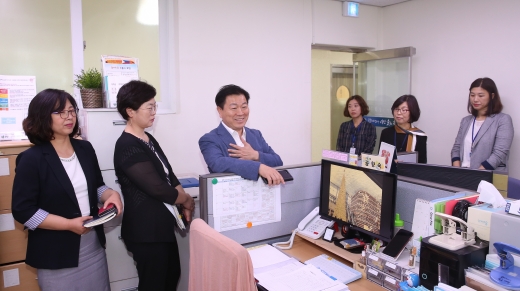박승원 광명시장은 1일 오전 환경사업소, 철산4동 경로당, 건강가정다문화가족지원센터를 방문해 주요 사업 및 현안을 점검하고 애로사항을 청취했다(건강가정다문화가족지원센터). / 사진제공=광명시