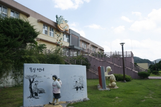 '몽실언니' 조형물과 권정생 동화나라. /사진제공=한국관광공사