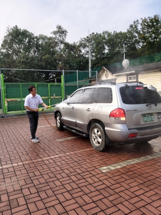 이대직 이천부시장이 시청에 설치된 소독시설을 이용해 근무차량을 소독하고 있다. / 사진제공=이천시