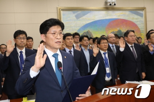 노형욱 국무조정실장이 2일 서울 여의도 국회에서 열린 정무위원회 국정감사에서 선서를 하고 있는 모습. /사진=뉴스1  