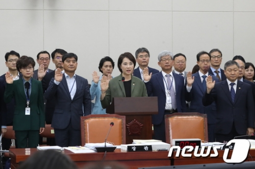 유은혜 사회부총리 겸 교육부 장관이 2일 오전 서울 여의도 국회에서 열린 교육위원회의 교육부 등에 대한 국정감사에서 증인선서를 하고 있는 모습. /사진=뉴스1   