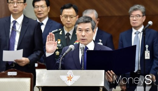 [머니S포토] 국정감사 첫날, 선서하는 정경두 국방 장관