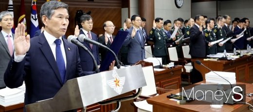 [머니S포토] 2019 국감, 정경두 국방 장관의 증인선서