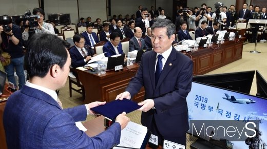 [머니S포토] 2019 국감, 선서장 전달하는 정경두 국방 장관