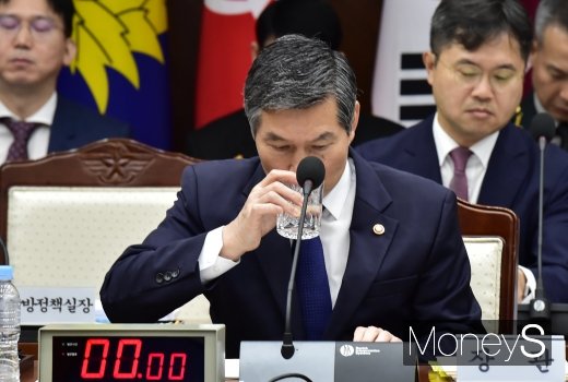 [머니S포토] 2019 국감, 목 축이는 정경두 국방 장관