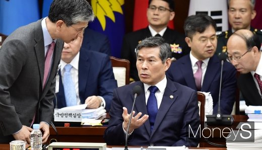 [머니S포토] 2019 국감, 의견 나누는 정경두 장관