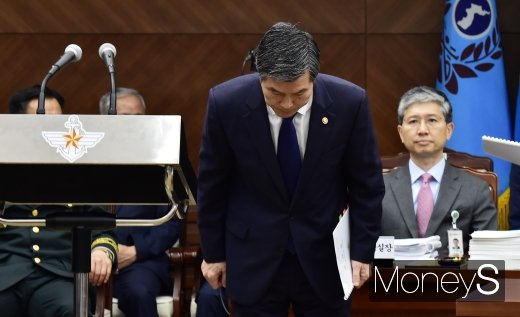 [머니S포토] 고개숙여 인사하는 정경두 국방 장관