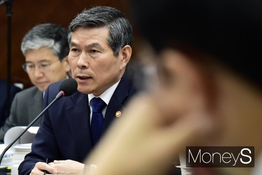 [머니S포토] 북한 미사일 발사 관련 보고하는 정경두 장관