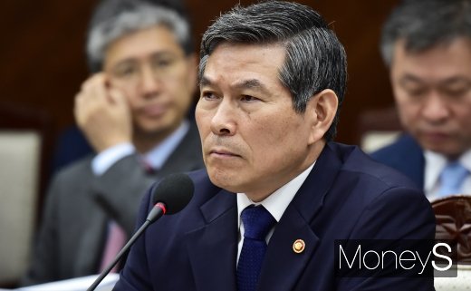 [머니S포토] 정경두 장관, 북한 미사일 발사 관련 질의 경청
