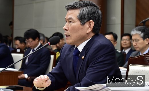 [머니S포토] 질의에 답하는 정경두 국방 장관