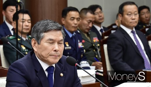 [머니S포토] 두눈 질끈 감은 정경두 국방 장관