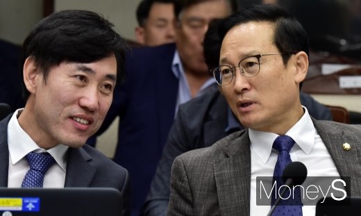 [머니S포토] 국방부 국감, 의견 나누는 홍영표-하태경