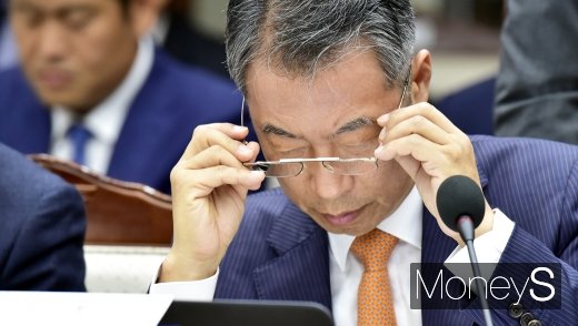 [머니S포토] 국방부 국감, 안경 고쳐쓰는 정종섭