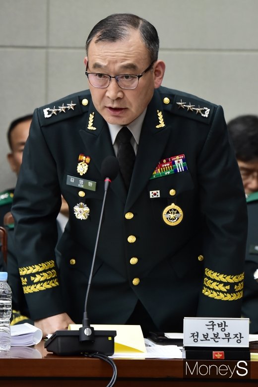 [머니S포토] 북한 미사일 발사에 대한 질의에 답하는 김영환 중장