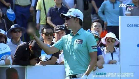 프로골퍼 김비오(29)가 대회 도중 갤러리를 향해 손가락 욕설을 해 물의를 빚었다 .(JTBC골프 중계화면 캡처)2019.9.29/뉴스1   