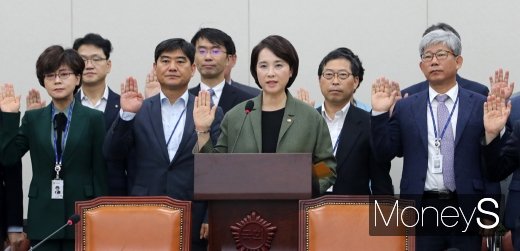 [머니S포토] 2019 교육부 국정감사, 선서하는 유은혜 부총리