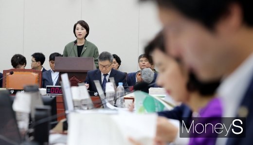 [머니S포토] 2019 국정감사, 업무보고하는 유은혜 부총리
