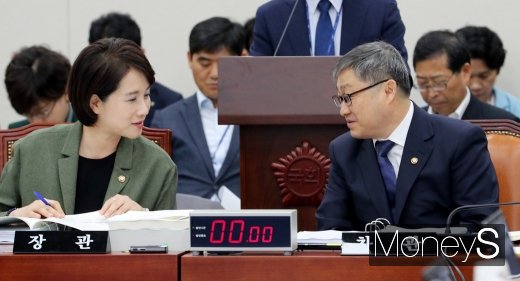 [머니S포토] 의견 나누는 유은혜-박백범