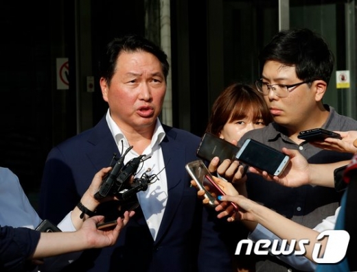 지난해 8월 최태원 SK 회장이 악플 피해를 증언하기 위해 법정 증인신문을 마친 뒤 돌아가는 모습. 최 회장은 증인신문 후 기자들고 만나 "허위 댓글로 사실을 과장해 인터넷에 유포하는 행위는 사람을 아프게 만드는 일"이라고 호소했다. 이날 증인신문은 비공개로 진행됐다./ 사진=뉴스1   