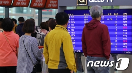 2일 18호 태풍 '미탁'의 영향으로 제주를 기점으로 한 항공편 결항이 속출해 제주국제공항에 항공기 좌석을 구하기 위한 승객들의 발길이 이어지고 있다. /사진=뉴스1
