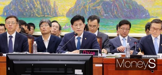 [머니S포토] 2019 국무조정실 국감, 질의 경청하는 노형욱