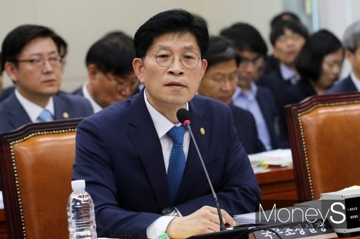 [머니S포토] 미군기지 환경정화비 질의에 답변하는 노형욱