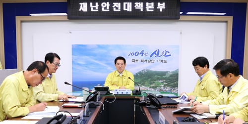 김영록 전남도지사(사진 가운데)가 2일 신안군을 방문해 태풍 대처 상황을 점검하고 있다./사진제공=전남도