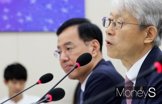 [머니S포토] 2019 과기부 국감서 답변하는 최기영 장관