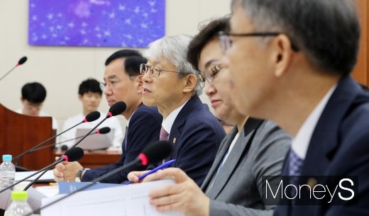 [머니S포토] 메크로 실시간 검색에 대해 답하는 최기영 장관