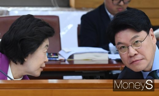 [머니S포토] 국정감사에서 대화하는 이은재·장제원