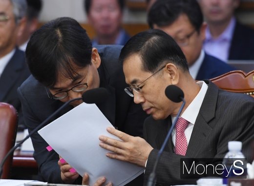 [머니S포토] 자료 살피는 조재연 법원행정처장