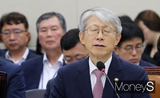 [머니S포토] 2019 과기부 국감 최기영 장관 '아!..'