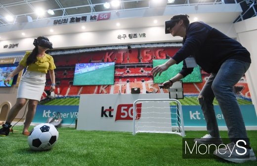 [머니S포토] VR로 즐기는 축구게임