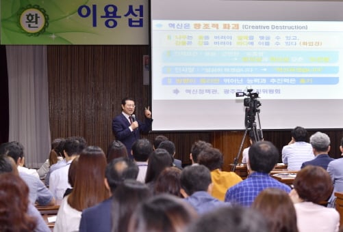 ▲이용섭 광주광역시장이 2일 오전 서구 광주시교육청 대회의실에서 직원들을 대상으로 '공직자의 길-혁신, 소통, 청념'이란 주제로 특강을 하고 있다./사진제공=광주광역시