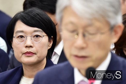 [머니S포토] 최기영 장관 발언 경청하는 한성숙 네이버 대표