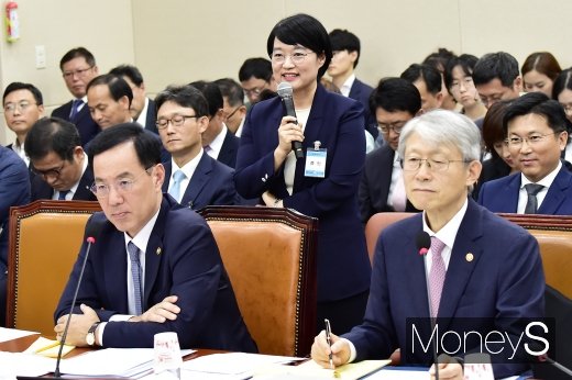 [머니S포토] 질의에 답하는 한성숙 네이버 대표