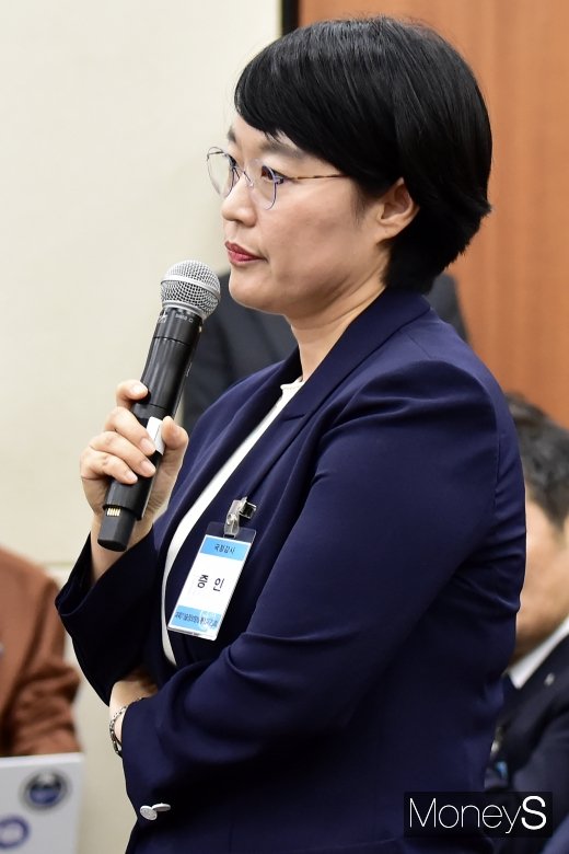 [머니S포토] 질의 경청하는 한성숙 네이버 대표