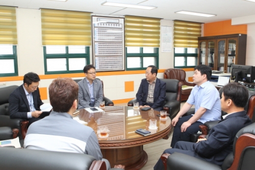 장재혁 한국동서발전 사회적가치추진실장(왼쪽에서 2번째)과 각 학교 관계자들이 취업 현황 및 지원 방향에 대한 간담회를 진행하고 있다./사진제공=한국동서발전