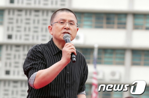 황교안 자유한국당 대표가 지난달 21일 서울 세종대로 광화문광장 인근에서 열린 문재인 정권 헌정유린 중단과 위선자 조국 파면 촉구 집회에서 발언을 하고 있다. /사진=뉴스1