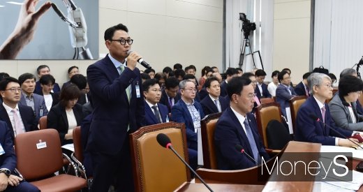 [머니S포토] 2019 국감, 답변하는 여민수 카카오 대표