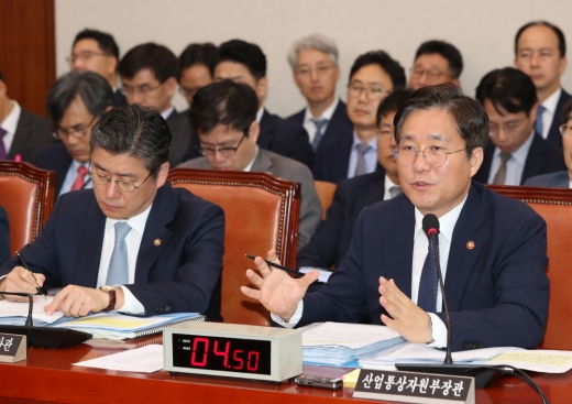2일 서울 여의도 국회에서 열린 산업통상자원중소벤처기업위원회의 산업통상자원부 등 7개 기관에 대한 국정감사에서 성윤모 산자부 장관이 의원 질의에 답하고 있다. /사진=뉴시스 고승민 기자