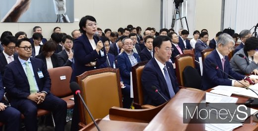 [머니S포토] 2019 국감, 답변하는 한성숙 네이버 대표