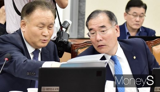 [머니S포토] 국회 과방위 국감, 의견 나누는 이상민-이개오